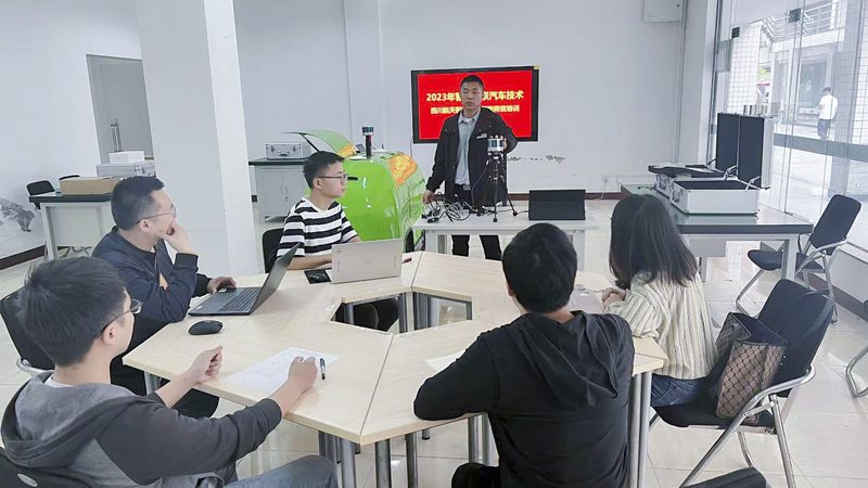 申请职业培训补贴，通常需要满足以下条件：