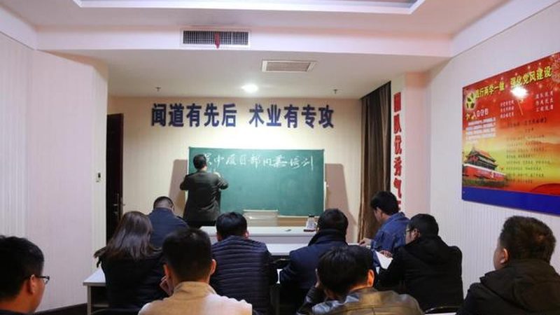 职业培训学校的选址对于其运营和发展至关重要。选址时，需要综合考虑以下因素：